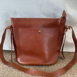 Madewell Transport Bucket Bag in English Saddle with Zipper